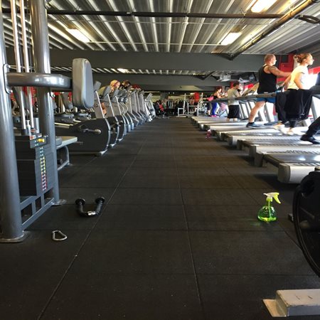 Træningscenter med fitness måtter fra HeveaMats.dk